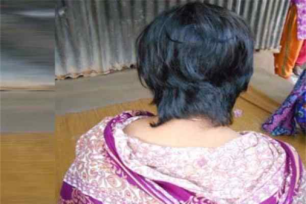 যৌতুকের জন্য স্ত্রীর চুল কাটলেন পুলিশ