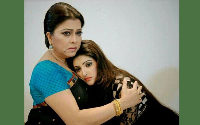 মেয়ের সঙ্গে শেষ গানে দিতি
