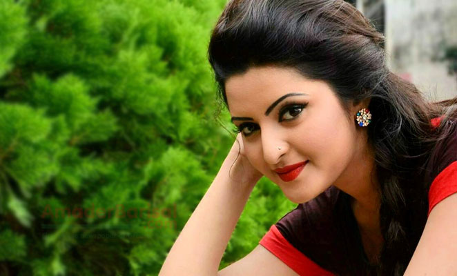 আলোচনায় পরীমনির ‘ফিল্ম’ পোশাক