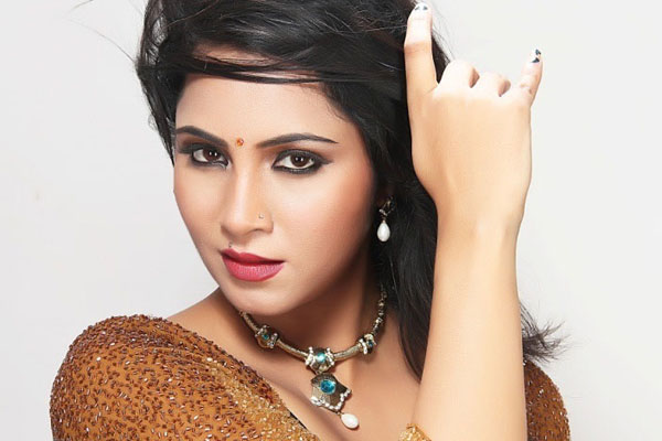 মুম্বাই ইন্ডিয়ান্স ম্যাচ জিতলে ‘লাইভ স্ট্রিপ টিজ' করবেন আরশি খান -