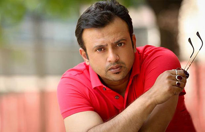 মুখোশের আড়ালে রিয়াজ