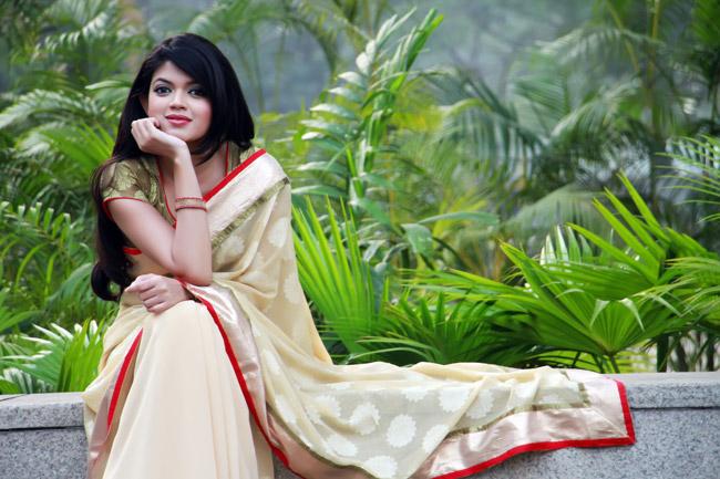 খোঁপায় কবির ফুল