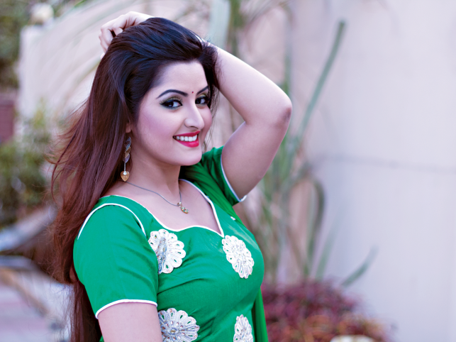 পরিচালকের গ্যাঁড়াকলে পরীমনি