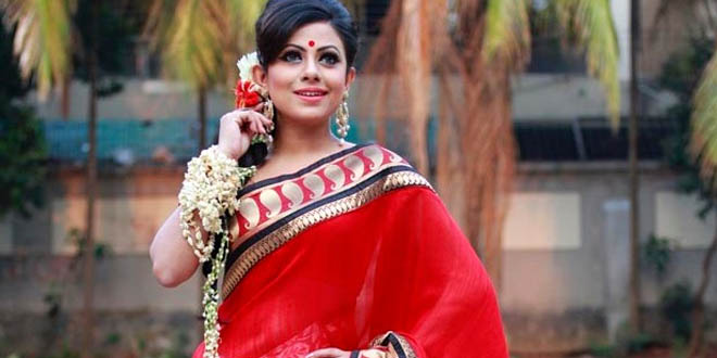 পোশাকের সঙ্গে মানানসই চোখ ও নখের মেকআপ
