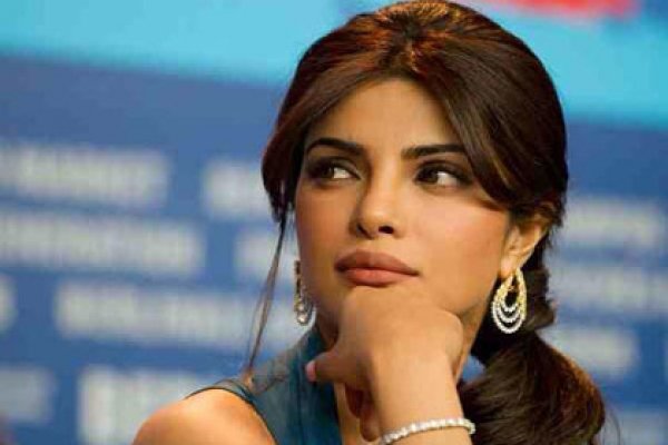 নতুন দেশে বাড়ি খুঁজছেন প্রিয়াঙ্কা!