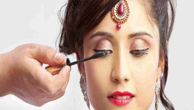 চোখ সাজাতে ঠোঁট রাঙাতে