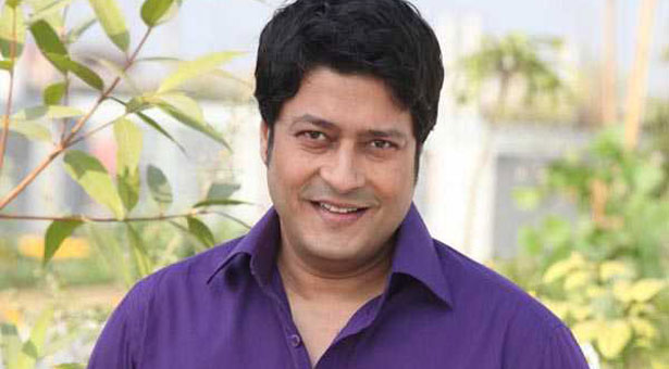 ফেরদৌসের গালে রুনার হাত