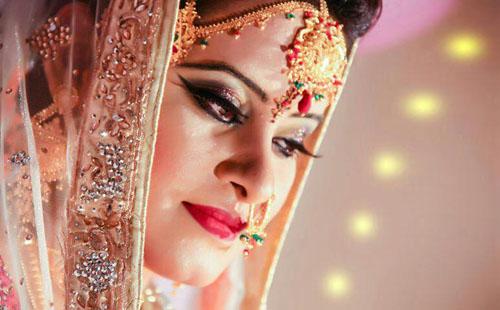 মেকআপে নিজেকে আকর্ষণীয় করে তুলুন
