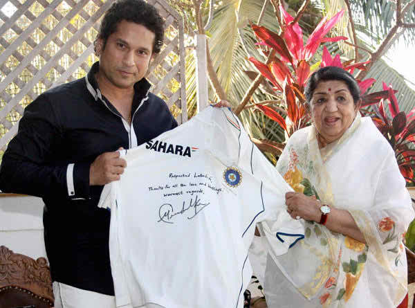 লতা মঙ্গেশকরকে বাংলাদেশি শিল্পীর উপহার