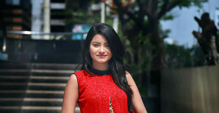 দিনে হালকা রাতে জমকালো সাজ