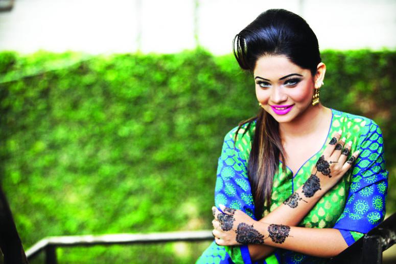 রাঙা হাতে ঈদ