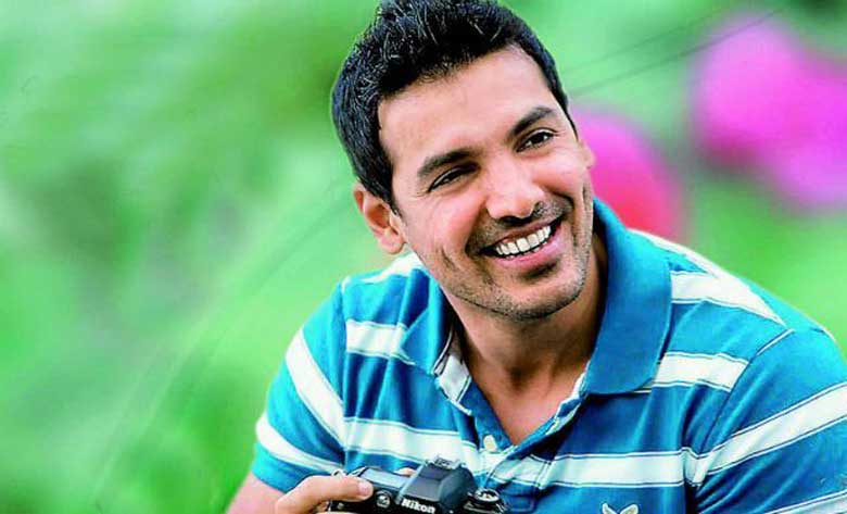 পণ ভেঙে ছয়শ’টি সিগারেট খেলেন জন আব্রাহাম!