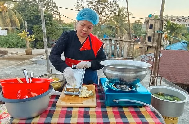 চাকরির পাশাপাশি কলার চিপস তৈরি করে সফল লাকী চাকমা