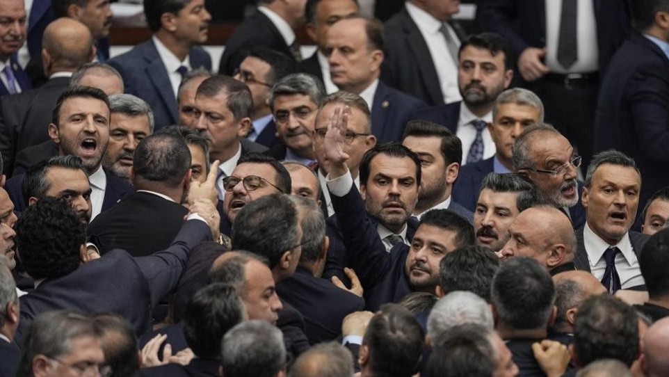 সংসদে তুমুল বিশৃঙ্খলা তুরস্কে হাতাহাতির মধ্যেই বিল পাস