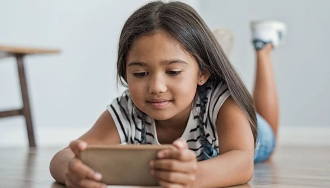 ১৩ বছরের কম বয়সে স্মার্টফোন: শিশুদের জন্য বাড়তি ঝুঁকি