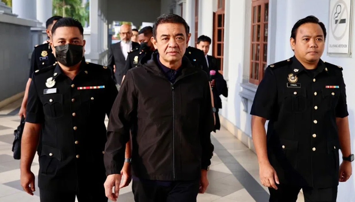 অর্থপাচারের অভিযোগে মালয়েশিয়ার সাবেক সেনাপ্রধান ও তার স্ত্রী