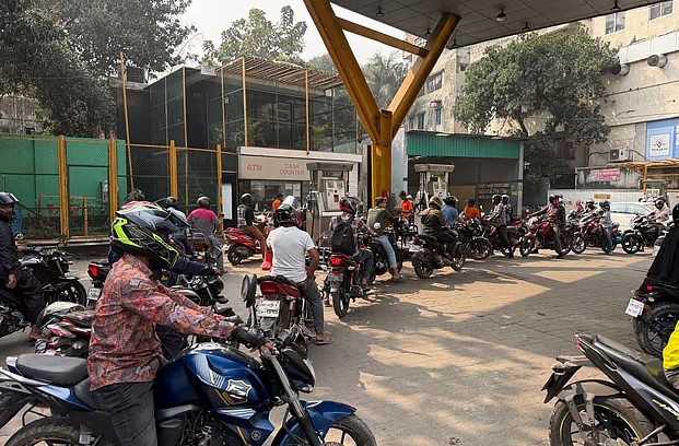 গাড়ির লাইন দীর্ঘ, প্রায় সবাই ফুল ট্যাঙ্কের জন্য অপেক্ষা করছে; দুটি পাম্পে তেল নেই।