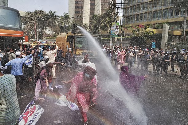 সুদসহ আমানত ফেরতের দাবিতে কেন্দ্রীয় ব্যাংকের সামনে বিক্ষোভ।