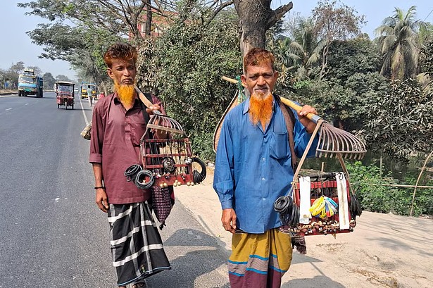 পানির গভীরে ডুব দিয়ে মানুষের হারানো সোনা–রুপা খুঁজে দেন তারা।