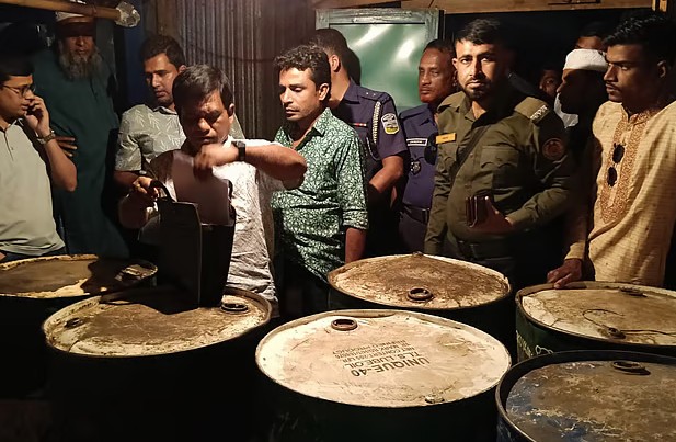 জ্বালানি তেলের অবৈধ মজুত ও পাচারকারীদের সম্পর্কে নির্ভুল তথ্য দিলে মিলবে লাখ টাকার পুরস্কার।