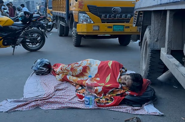 ১৬ ঘণ্টা অপেক্ষা—তেল নেই, রাস্তাতেই ঘুম।