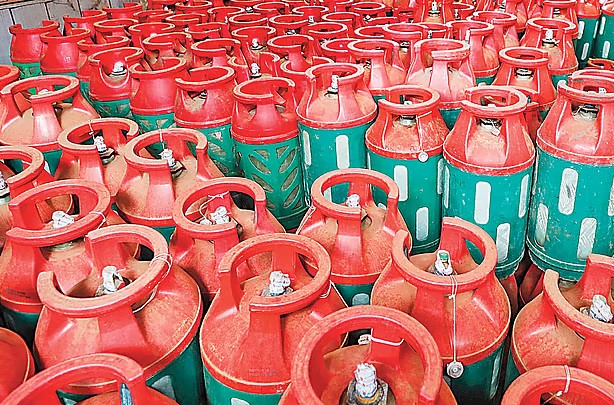 ১২ কেজি এলপিজি সিলিন্ডারের দাম বেড়েছে ২১২ টাকা