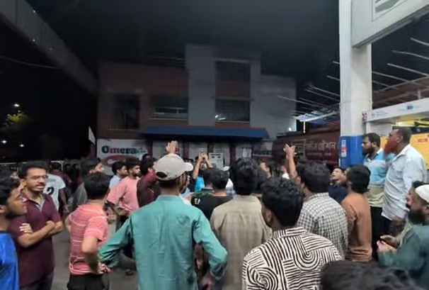 জাবির বাসচালক মারধর গভীর রাতে ঢাকায় শিক্ষার্থীদের বিক্ষোভ