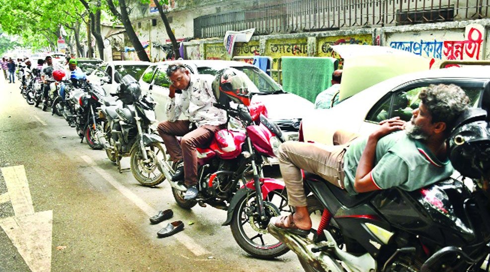 দাম ও সরবরাহ বাড়ানোর ঘোষণাতেও কমেনি জনদুর্ভোগ।