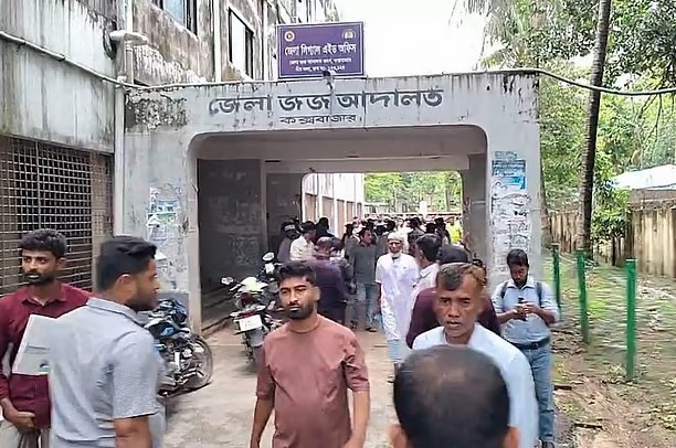 কক্সবাজার আদালতে বিএনপি নেতাকে লক্ষ্য করে সন্ত্রাসীদের গুলিবিদ্ধ