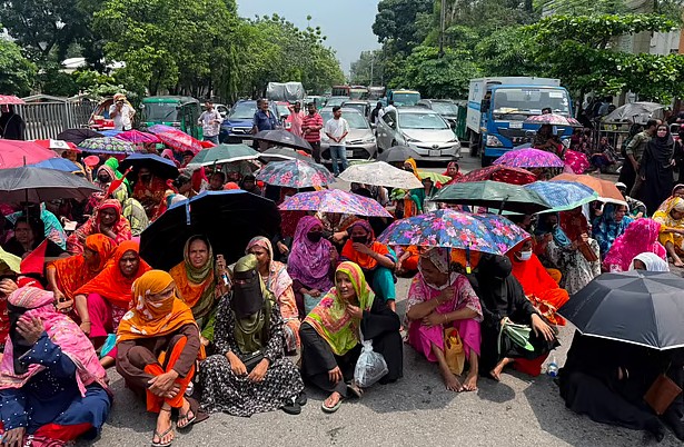 তেজগাঁওয়ে শ্রমিকদের সড়ক অবরোধ তীব্র যানজটে স্থবির এলাকা