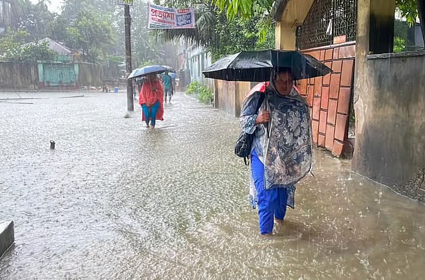 চট্টগ্রামে রেকর্ড ভাঙা অতি ভারী বর্ষণ, জলমগ্ন বিভিন্ন এলাকা