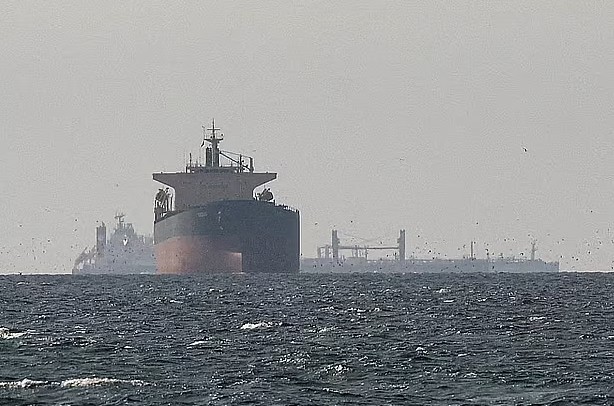 হরমুজ প্রণালিতে তেলবাহী ট্যাংকারে হামলা ওমান উপকূলে জাহাজে আগুন