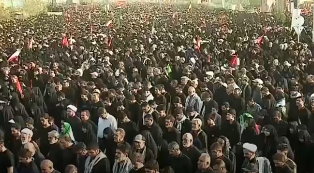 কোম নগরীতে আয়াতুল্লাহ খামেনির জানাজা, শরিক হলেন লাখো মানুষ