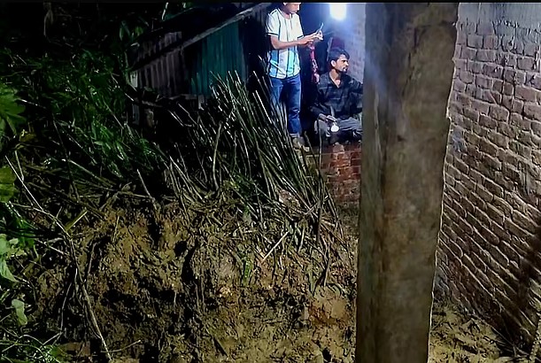 পাহাড়ধসে রান্নাঘরেই প্রাণ হারালেন গৃহবধূ, অক্ষত স্বামী ও তিন শিশু
