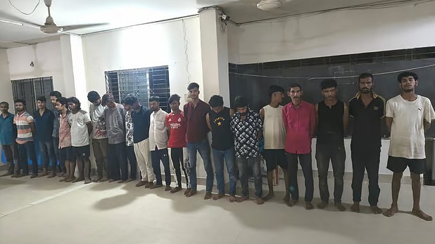 টঙ্গীতে পুলিশের গাড়ি ঘিরে ধরার চেষ্টা, সাউন্ড গ্রেনেড ছুড়ে ২০ জনকে আটক