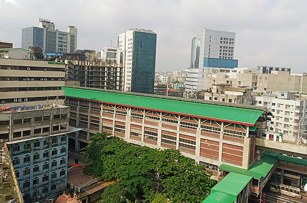 রাজধানীতে ঝকঝকে রোদ, দুপুরে বৃষ্টির আভাস