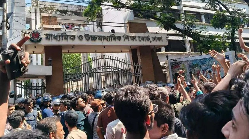 এইচএসসি পরীক্ষা স্থগিতের দাবিতে ঢাকা শিক্ষা বোর্ড ঘেরাও করল শিক্ষার্থীরা