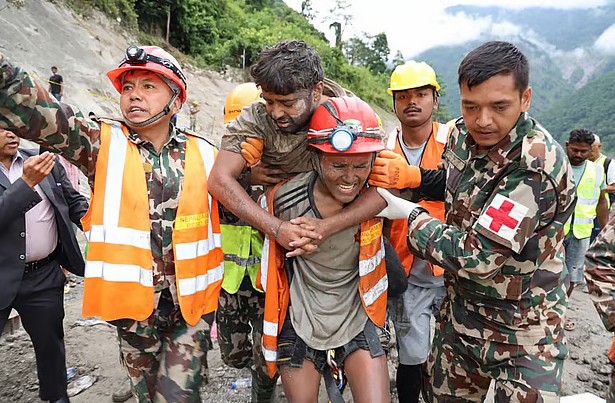 জলবিদ্যুৎ প্রকল্পের সুড়ঙ্গে ৯ দিন আটকে থাকার পর নেপালে উদ্ধার ২