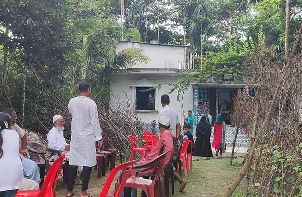 মায়ের লাশ গ্রামে, নগরে স্বজনদের আশ্রয়ে অবুঝ দুই শিশু