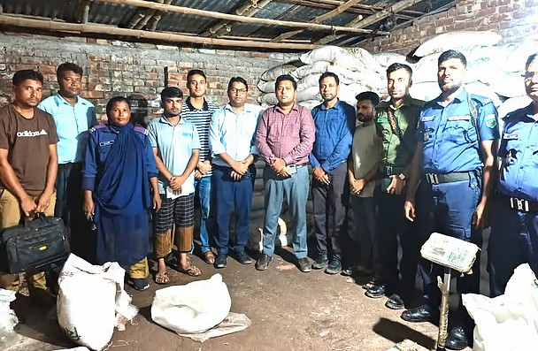 অবৈধ সার মজুত নাটোরে দুই ব্যবসায়ী গ্রেপ্তার না হলেও জরিমানা ৯০ হাজার