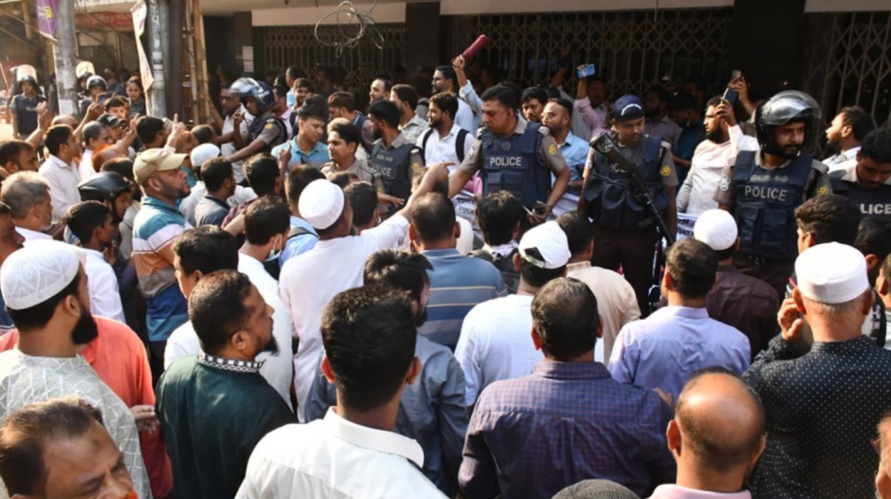 ইসলামী ব্যাংকের প্রধান কার্যালয়ে অবস্থান কর্মসূচিতে হামলা, ৬ জন আহত