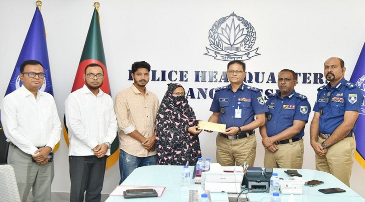 দায়িত্ব পালনকালে নিহত পুলিশ সদস্য আলতাফের পরিবারকে আর্থিক অনুদান দিলেন আইজিপি