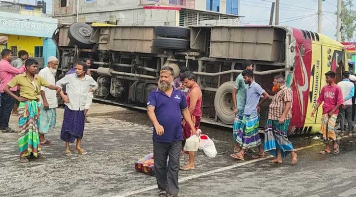 ময়মনসিংহের ত্রিশালে বাসের ধাক্কায় প্রাণ গেল ২ জনের, আহত অন্তত ১০