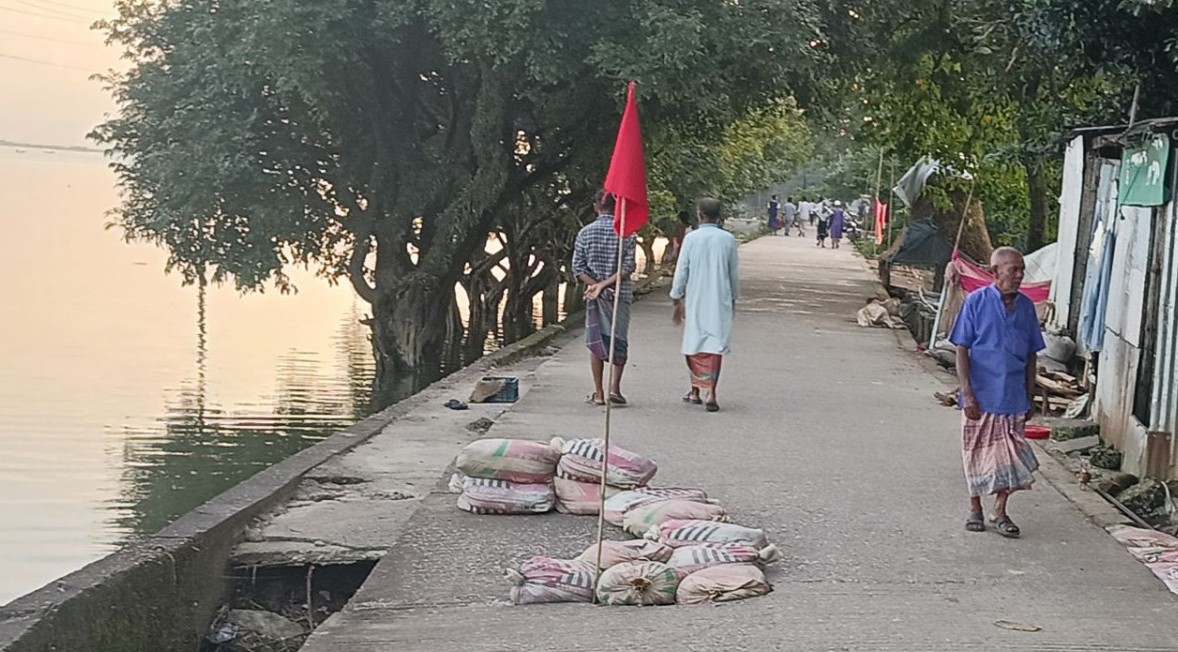 তাহিরপুরে ঝুঁকি নিয়ে চলছে যানবাহন, সড়কে লাল পতাকা টাঙিয়ে বিপদ সংকেত