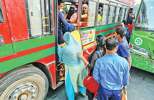 রাজধানীতে বাসে ৫ থেকে ১০ টাকা অতিরিক্ত ভাড়া আদায়ের অভিযোগ