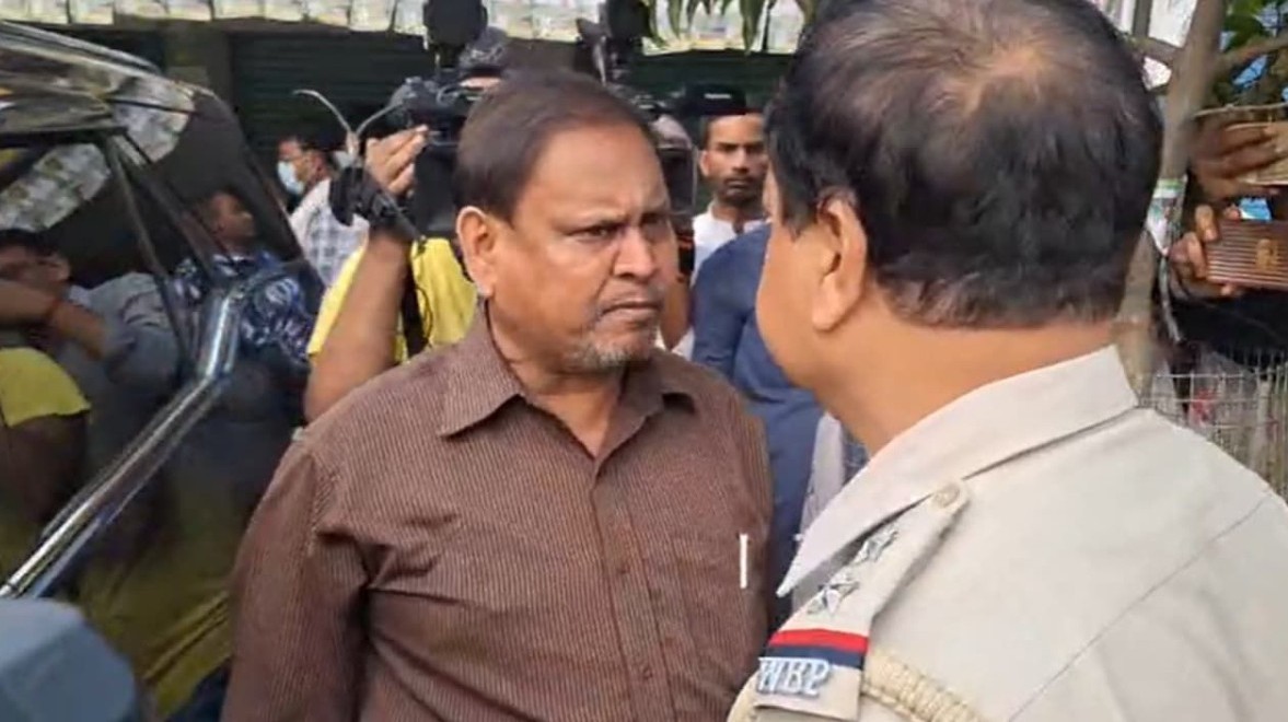 যে কারণে গ্রেফতার হলেন হুমায়ুন কবির