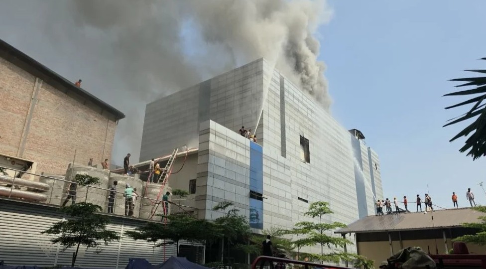 টঙ্গীর ওষুধ কারখানার আগুন নেভাতে ফায়ার সার্ভিসের তীব্র লড়াই